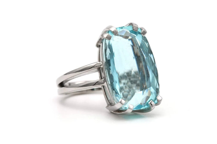 Bague 55 Bague contemporaine en or blanc 18 carats sertie d’une aigue-marine 58 Facettes 23246