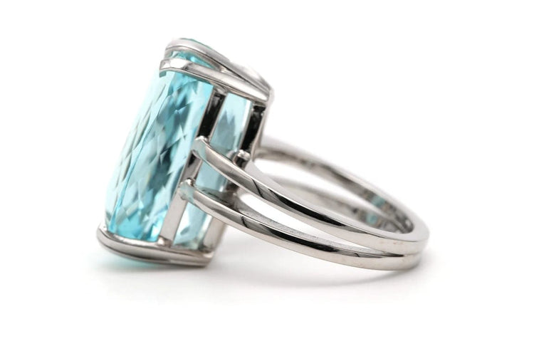 Bague 55 Bague contemporaine en or blanc 18 carats sertie d’une aigue-marine 58 Facettes 23246