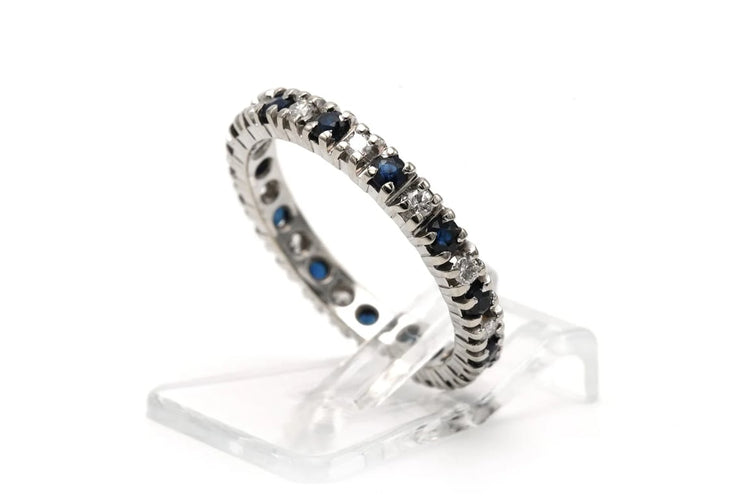 Bague 51 Bague contemporaine en or blanc 18 carats, saphirs et diamants 58 Facettes 23407