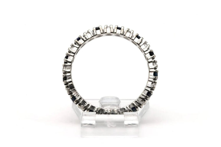 Bague 51 Bague contemporaine en or blanc 18 carats, saphirs et diamants 58 Facettes 23407