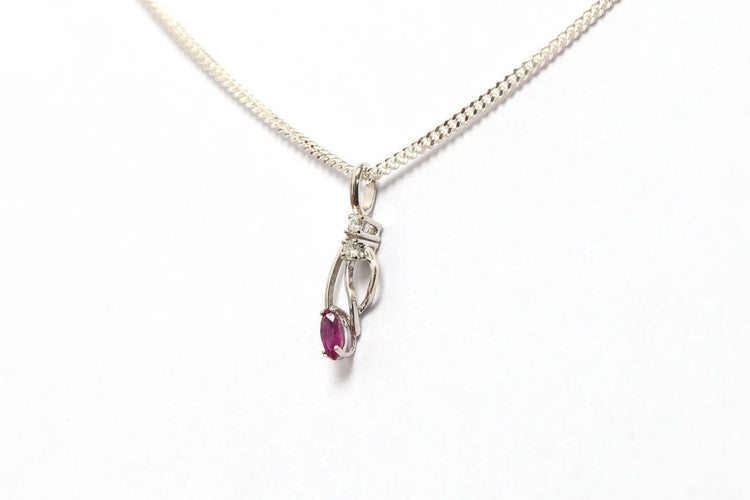 Pendentif Pendentif contemporain en or blanc, rubis et diamants 58 Facettes 21071