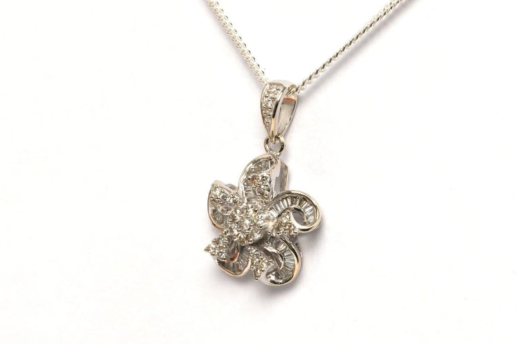 Pendentif Pendentif contemporain en or blanc et diamants 58 Facettes 21736