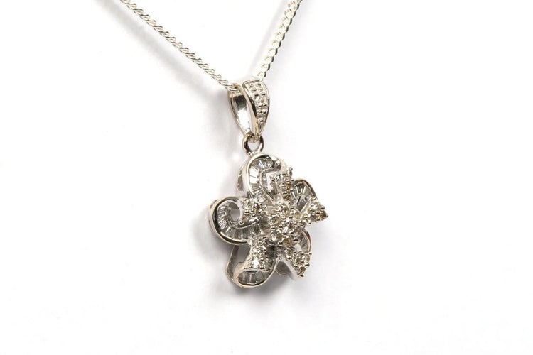Pendentif Pendentif contemporain en or blanc et diamants 58 Facettes 21736