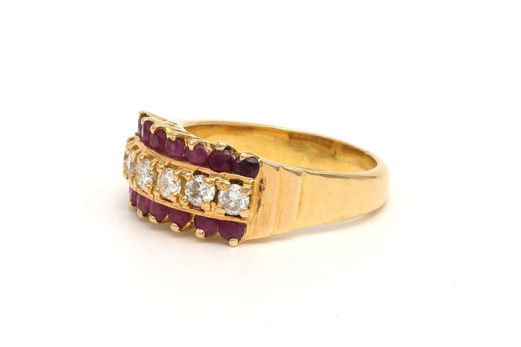 Bague 50 Bague contemporaine en or jaune 18 carats sertie de rubis et diamants 58 Facettes 18669