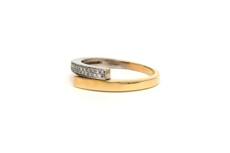 Bague 60 Bague contemporaine en or jaune et blanc 18 carats sertie de diamants 58 Facettes 21647