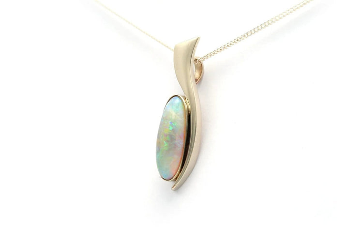 Pendentif Pendentif années 70 en or jaune 18 carats serti d’une opale 58 Facettes 20173