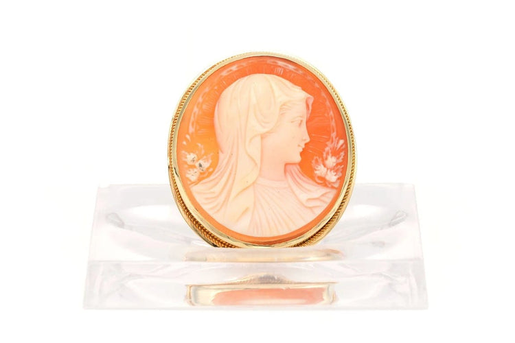 Broche Broche en or jaune 18 carats sertie d’un camée coquillage 58 Facettes B570