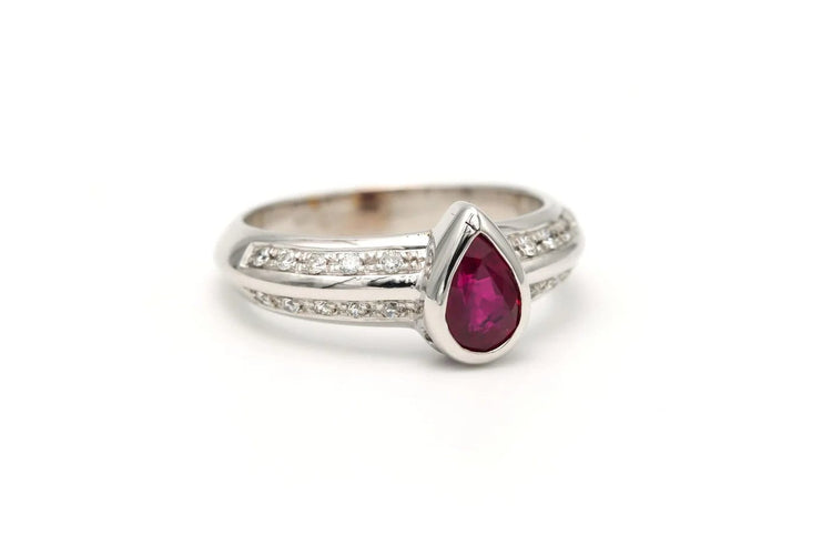 Bague 56 Bague contemporaine en or blanc 18 carats avec rubis et diamants 58 Facettes 22260