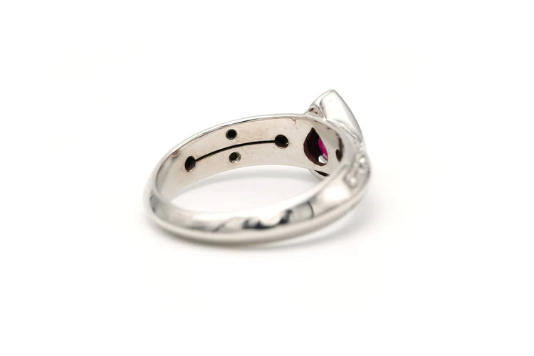 Bague 56 Bague contemporaine en or blanc 18 carats avec rubis et diamants 58 Facettes 22260