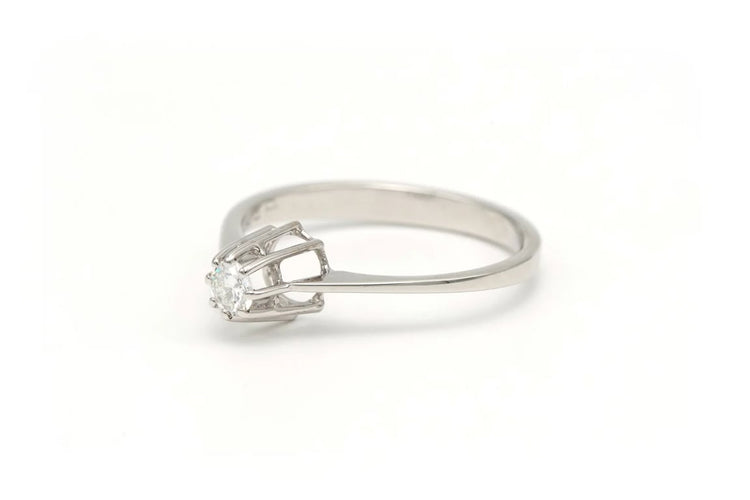 Bague 52 Bague contemporaine en or blanc 18 carats sertie de diamants 58 Facettes 19786