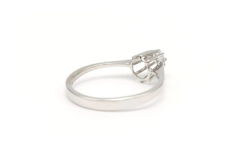 Bague 52 Bague contemporaine en or blanc 18 carats sertie de diamants 58 Facettes 19786