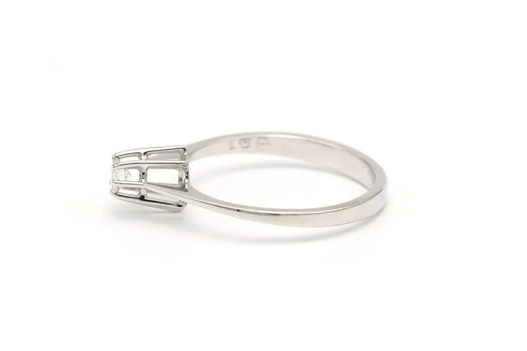 Bague 52 Bague contemporaine en or blanc 18 carats sertie de diamants 58 Facettes 19786