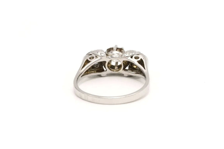 Bague 53 Bague contemporaine en or blanc 18 carats sertie de diamants 58 Facettes 20454