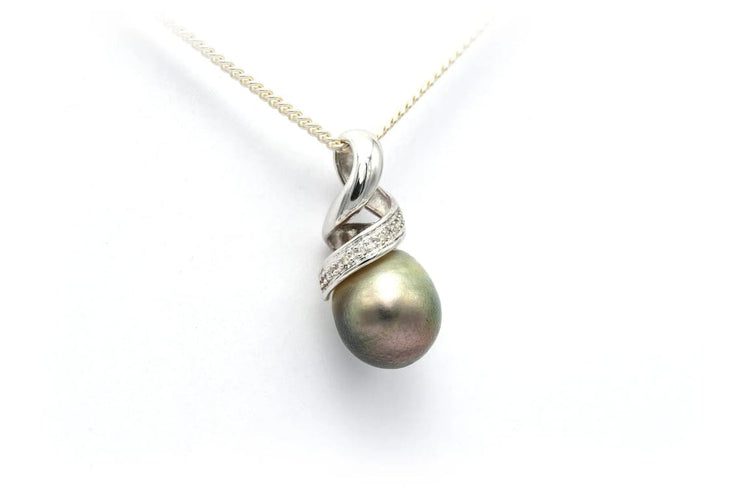 Pendentif Pendentif contemporain en or blanc 18 carats avec perle de Tahiti et diamants 58 Facettes B572
