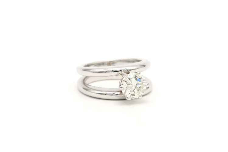 Bague 48 Bague contemporaine sertie d’un diamant en or blanc 18 carats 58 Facettes 22487