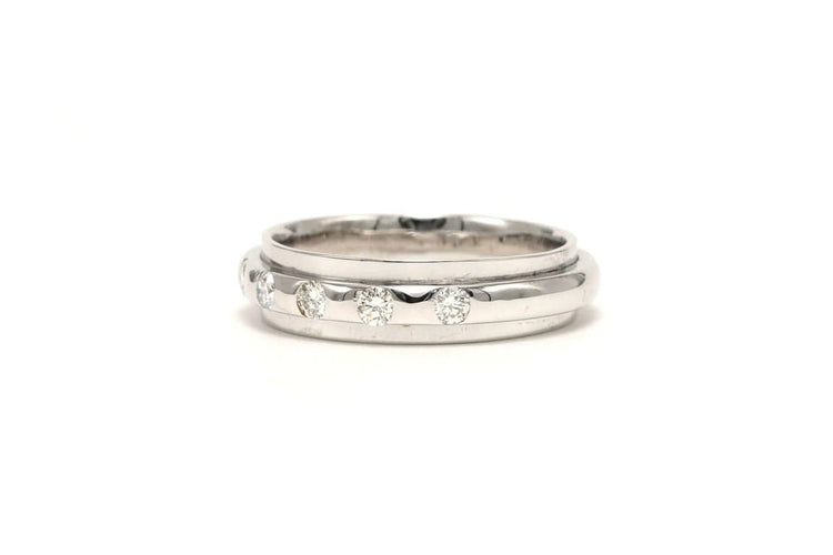 Bague 58 Bague contemporaine en or blanc 18 carats sertie de diamants taille brillant 58 Facettes 22452