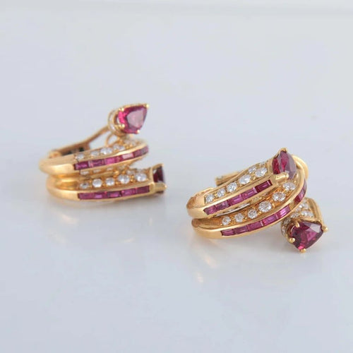 Boucles d'oreilles Boucles d’oreilles en or jaune 750 serties de rubis et diamants 58 Facettes