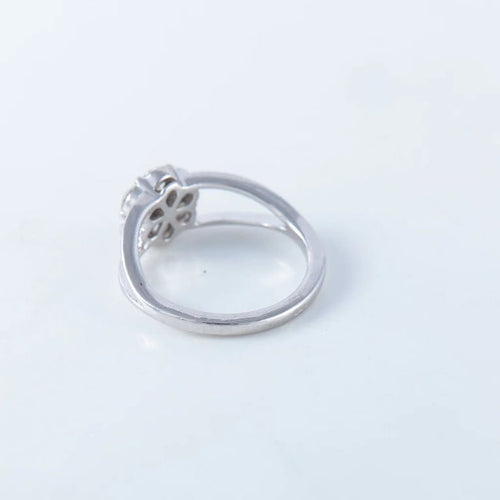 Bague 52 Bague marguerite en or blanc 750 sertie de diamants 58 Facettes