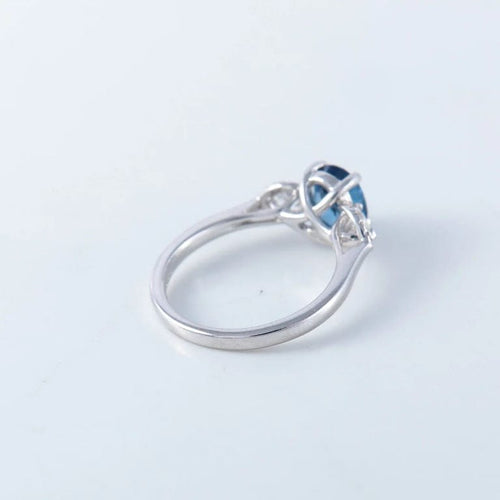 Bague 53 Bague en or 18 ct avec saphir et diamants 58 Facettes