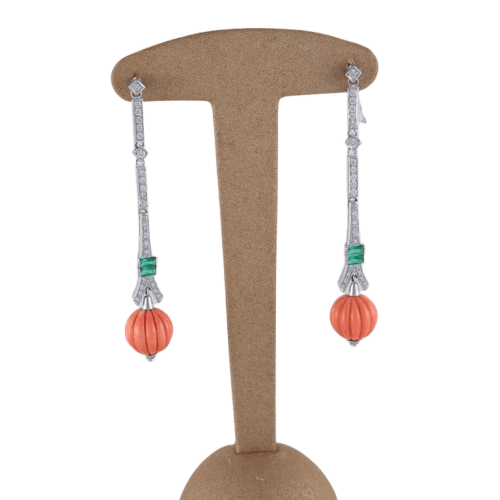 Boucles d'oreilles Boucles d'oreilles pendantes en or blanc 18 ct, émeraudes et corail godronné 58 Facettes