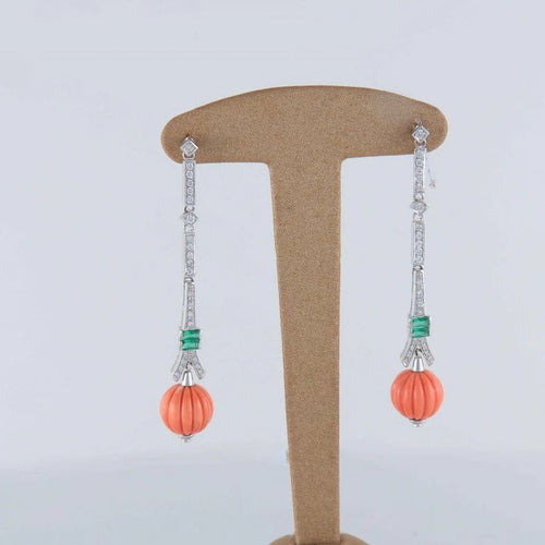 Boucles d'oreilles Boucles d'oreilles pendantes en or blanc 18 ct, émeraudes et corail godronné 58 Facettes
