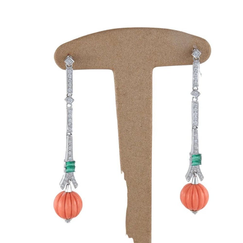 Boucles d'oreilles Boucles d'oreilles pendantes en or blanc 18 ct, émeraudes et corail godronné 58 Facettes
