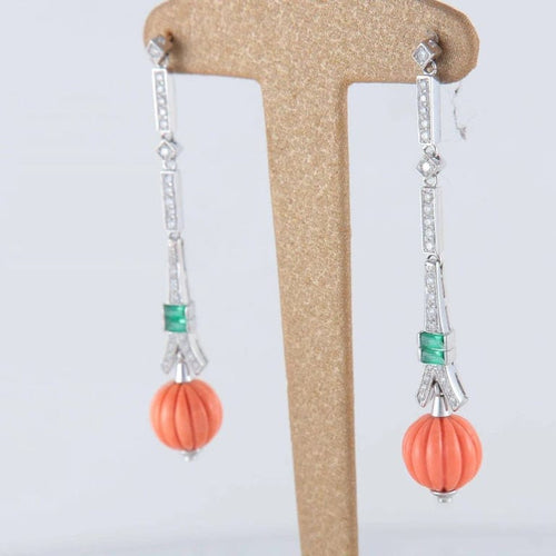 Boucles d'oreilles Boucles d'oreilles pendantes en or blanc 18 ct, émeraudes et corail godronné 58 Facettes