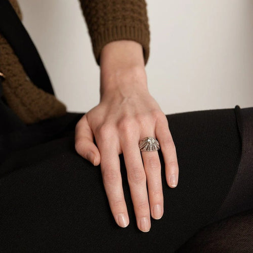 Bague 48 Bague dôme en or gris 18K et diamants 58 Facettes