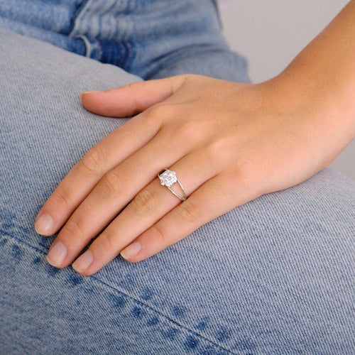 Bague 51 Bague fleur en or blanc 18K et diamants 58 Facettes