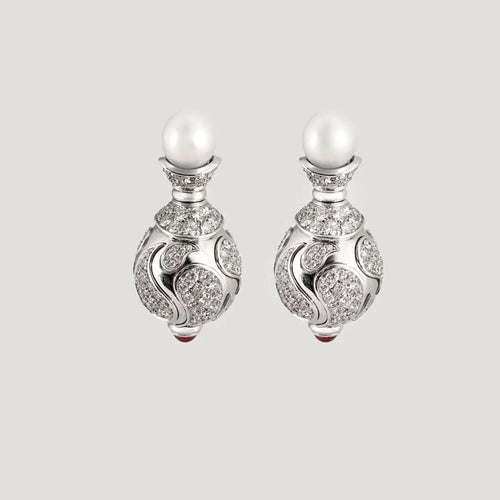 Boucles d'oreilles Poiray - Pendants d'oreilles en or blanc 18 carats perles, diamants et rubis 58 Facettes
