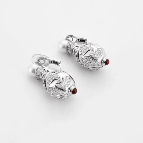 Boucles d'oreilles Poiray - Pendants d'oreilles en or blanc 18 carats perles, diamants et rubis 58 Facettes