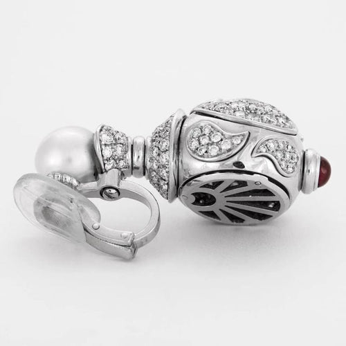 Boucles d'oreilles Poiray - Pendants d'oreilles en or blanc 18 carats perles, diamants et rubis 58 Facettes