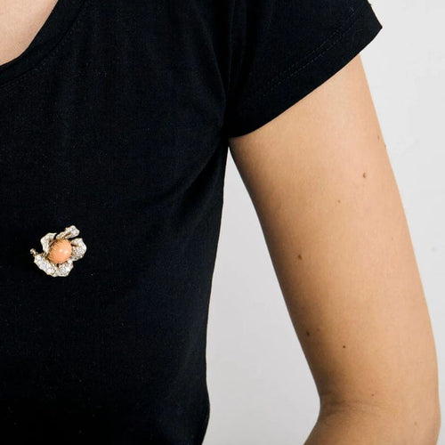 Broche Mauboussin - Broche fleur en or jaune et or gris, corail et diamants 58 Facettes
