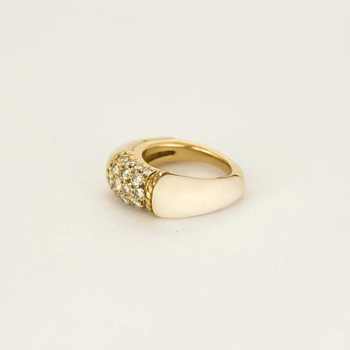 Bague 43 Van Cleef & Arpels Philippines - Bague en or jaune 18K, corail blanc et diamants 58 Facettes