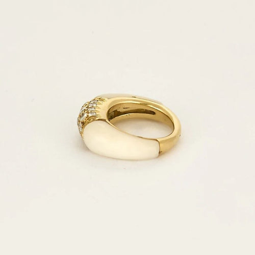 Bague 43 Van Cleef & Arpels Philippines - Bague en or jaune 18K, corail blanc et diamants 58 Facettes
