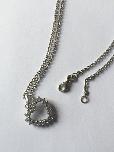 Collier Collier cœur en or blanc et diamants 58 Facettes 203