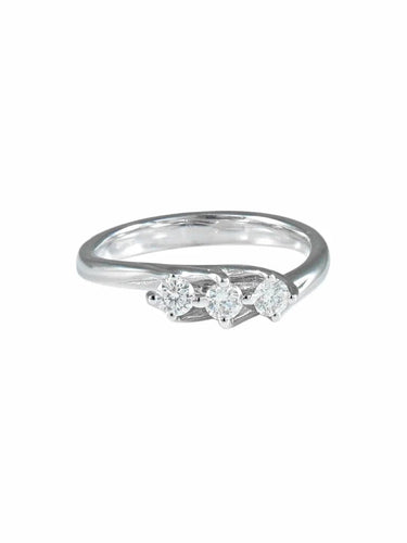 Bague 52 Bague jarretière en or blanc et diamants 58 Facettes 400