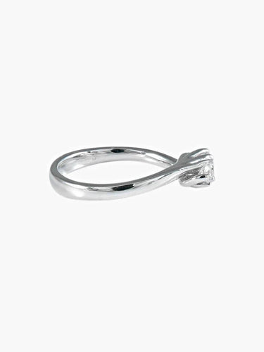 Bague 52 Bague jarretière en or blanc et diamants 58 Facettes 400