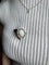 Broche Broche fleur en or gris 750 sertie d’une opale blanche 58 Facettes 444