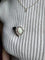 Broche Broche fleur en or gris 750 sertie d’une opale blanche 58 Facettes 444