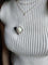 Broche Broche fleur en or gris 750 sertie d’une opale blanche 58 Facettes 444