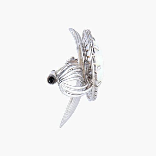 Broche Broche fleur en or gris 750 sertie d’une opale blanche 58 Facettes 444