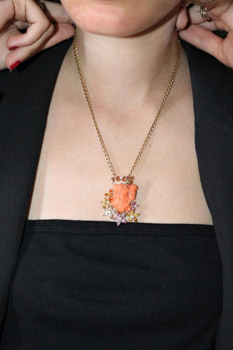 Collier Collier pendentif Art nouveau en or jaune 18k, corail et diamants 58 Facettes 536.250