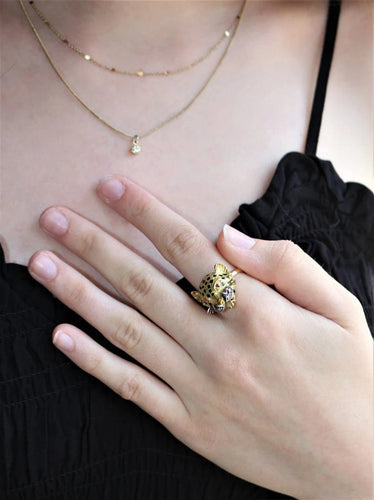 Bague 60 Bague panthère en or jaune 18 carats, émail, diamants et rubis 58 Facettes 329