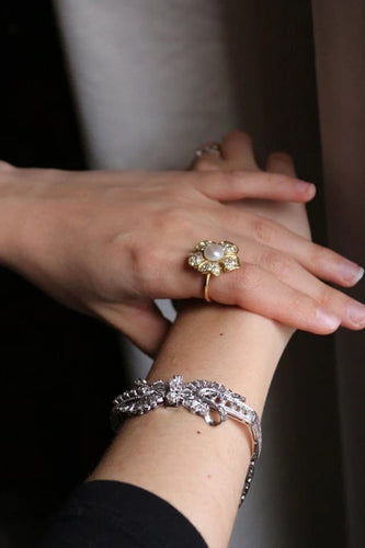 Bracelet Bracelet nœud en or blanc 18 carats et diamants 58 Facettes 548