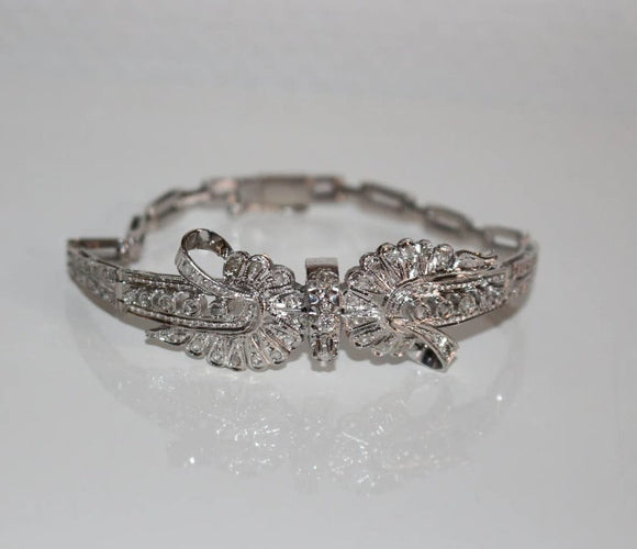 Bracelet Bracelet nœud en or blanc 18 carats et diamants 58 Facettes 548