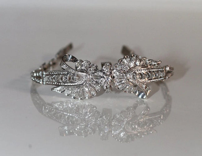 Bracelet Bracelet nœud en or blanc 18 carats et diamants 58 Facettes 548