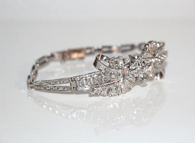 Bracelet Bracelet nœud en or blanc 18 carats et diamants 58 Facettes 548