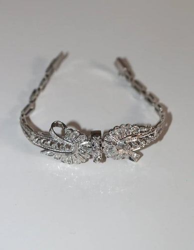Bracelet Bracelet nœud en or blanc 18 carats et diamants 58 Facettes 548