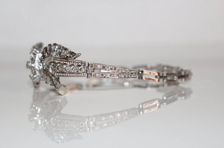 Bracelet Bracelet nœud en or blanc 18 carats et diamants 58 Facettes 548